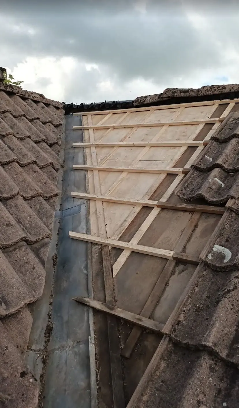 Nieuw dakbeschot en panlatten naast de kilgoot van een pannendak