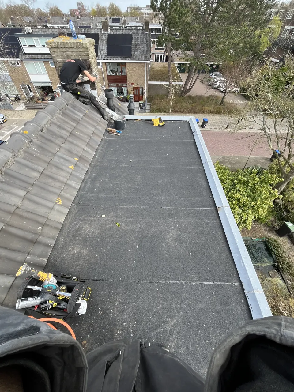 Bitumen overlaging van een plat dak met nieuwe randafwerking