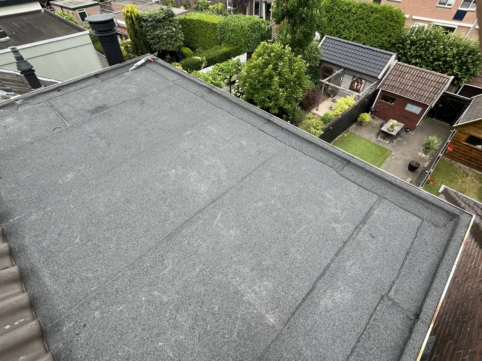 Vernieuwde bitumen dakbedekking op een grote dakkapel