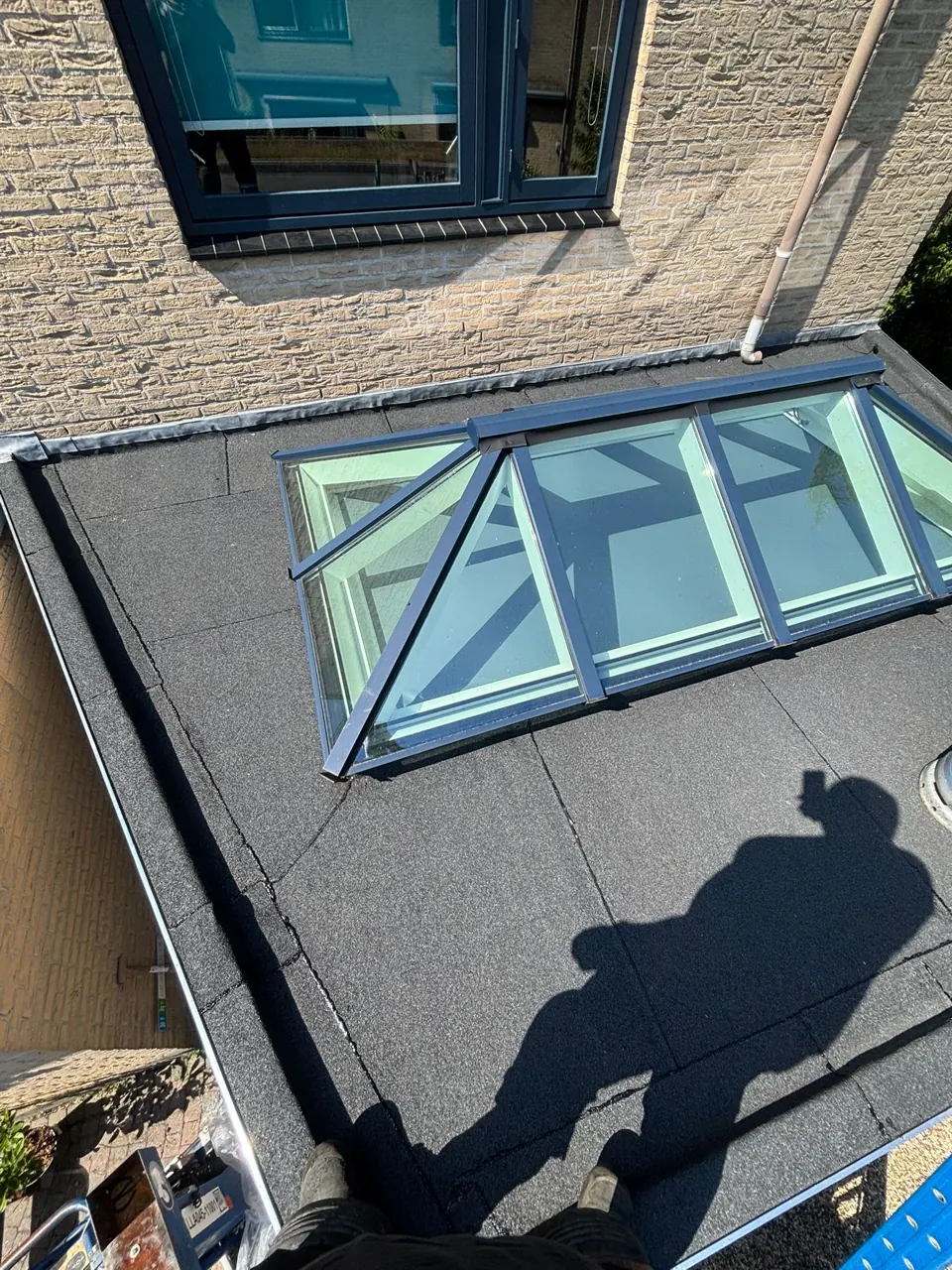 Plat bitumen dak met grote lichtstraat na oplevering