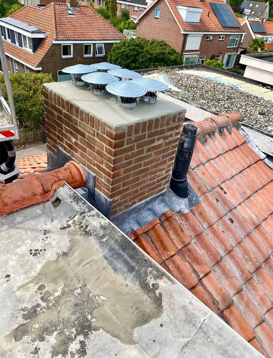 Schoorsteenrenovatie: vernieuwd voegwerk, loodwerk en afdekkap
