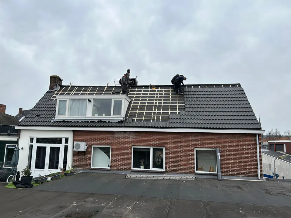 Pannendakrenovatie: het team van Atlas Dakwerken vervangt het complete pannendak van een woonhuis